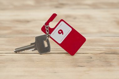 Otel Süiti anahtarı üzerindeki ahşap masa 9 oda numarasıyla 