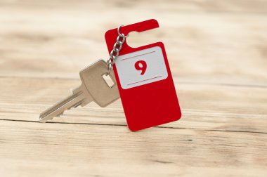 Otel Süiti anahtarı üzerindeki ahşap masa 9 oda numarasıyla 