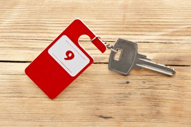 Otel Süiti anahtarı üzerindeki ahşap masa 9 oda numarasıyla 