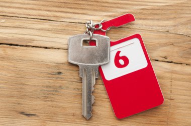 Otel Süiti anahtarı üzerindeki ahşap masa 9 oda numarasıyla 