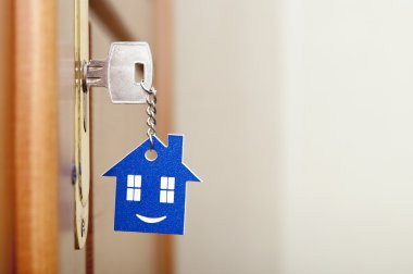 Bir kilit o gülümseme ile simge ev ile bir anahtar