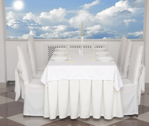 Tafels en stoelen in stijlvolle restaurant — Stockfoto