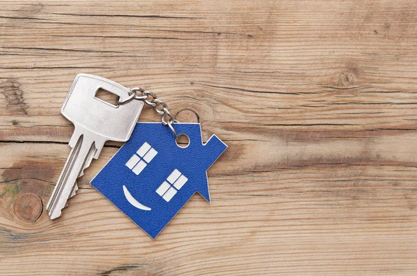 Keychain figure of house and key close up — Stock Photo, Image