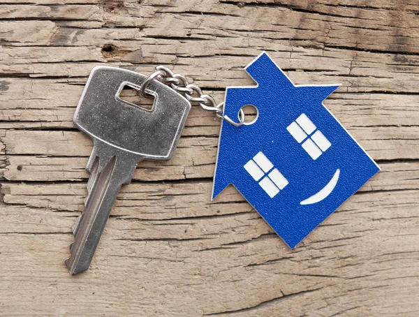 Llavero figura de la casa y la llave de cerca — Foto de Stock