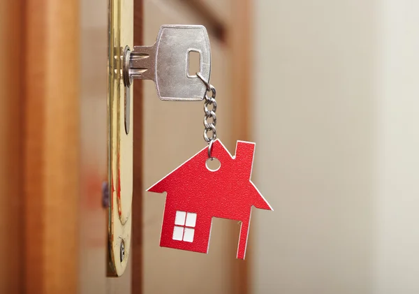 Szimbólum, a ház és a botot a kulcs a kulcslyuk — Stock Fotó