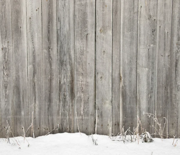 Valla de madera vieja congelada en la nieve —  Fotos de Stock