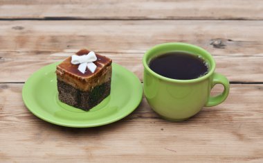 çay bardağı ile renkli kurabiye ve tablo üzerinde kahverengi kek