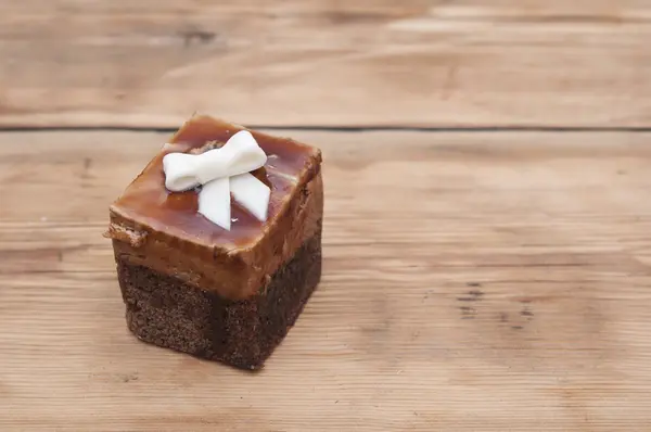 Choklad muffin med vita band på trä bakgrund — Stockfoto