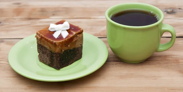Thee beker met kleurrijke koekjes, en bruin muffin op tafel — Stockfoto