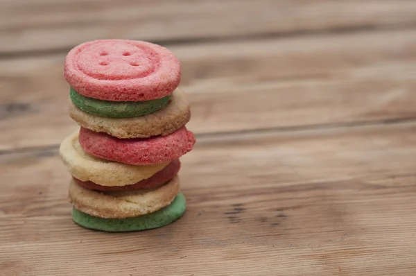 Galletas de azúcar multicolores sobre fondo de madera — Foto de Stock