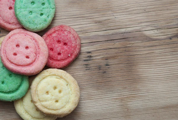 Mångfärgade sugar cookies på trä bakgrund — Stockfoto