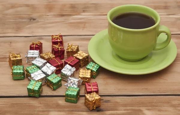 Cajas de regalos con una colorida galleta de cumpleaños feliz y taza de té —  Fotos de Stock