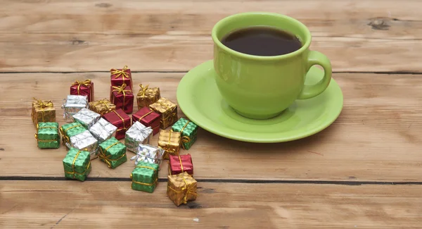 Ajándék dobozok, színes, boldog születésnapot cookie-t és tea cup — Stock Fotó