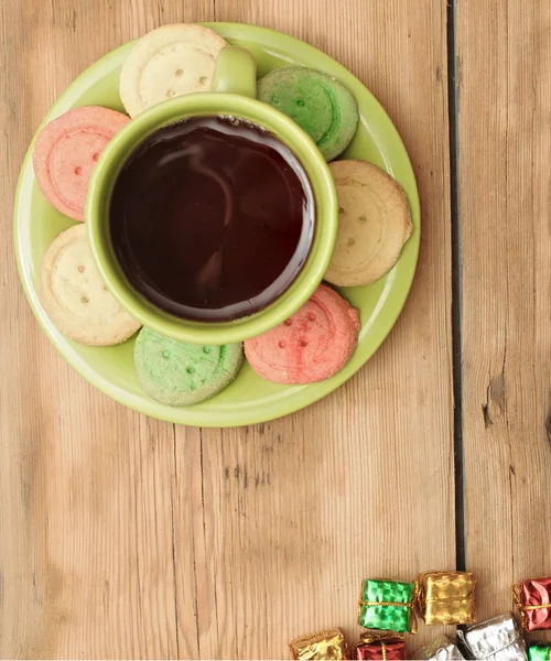 Cajas de regalos con una colorida galleta de cumpleaños feliz y taza de té —  Fotos de Stock