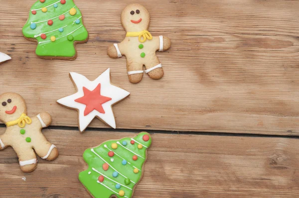 Biscoitos de gengibre caseiros de Natal na mesa de madeira — Fotografia de Stock
