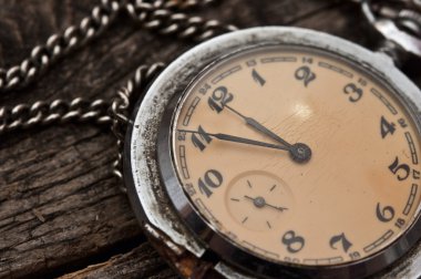 Rustik bir vintage ahşap arka plan üzerinde eski cep saati