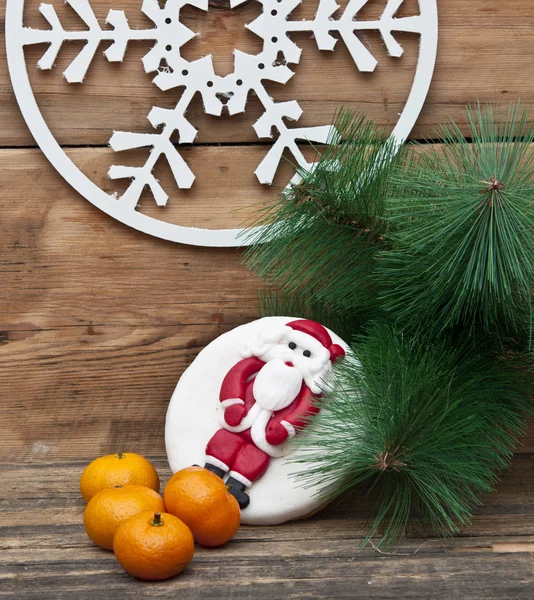 Peperkoek cookie met mandarijnen op een oude houten Kerstmis bac — Stockfoto