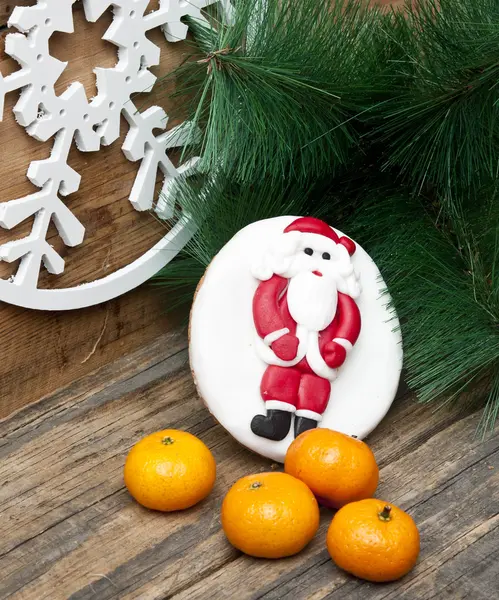 Peperkoek cookie met mandarijnen op een oude houten Kerstmis bac — Stockfoto