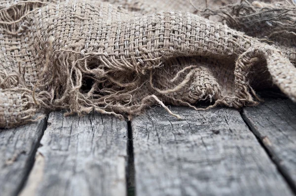 Textura de arpillera sobre fondo de mesa de madera — Foto de Stock