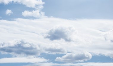 Bulutlara yakın mavi gökyüzü