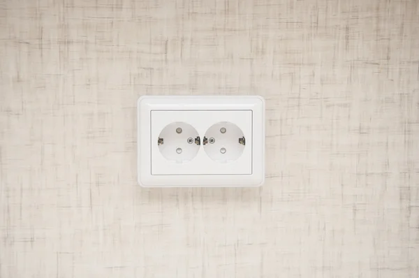 Enchufe eléctrico blanco en la pared. De cerca. — Foto de Stock