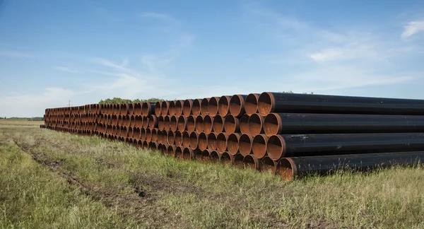 Close-up de uma pilha de tubos de aço grandes e enferrujados — Fotografia de Stock