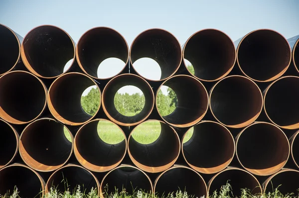 Primer plano de una pila de tubos de acero grandes y oxidantes —  Fotos de Stock