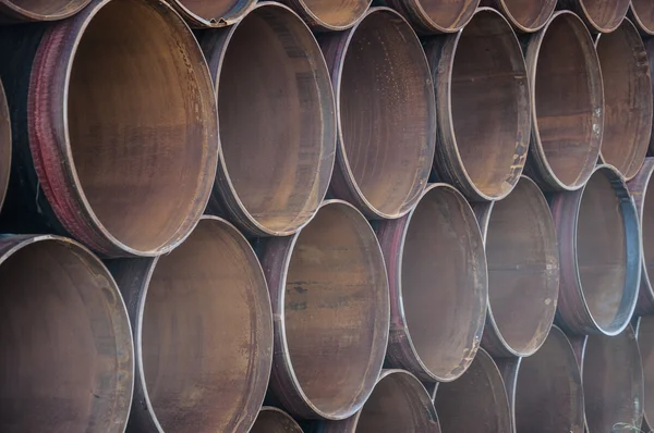 Primer plano de una pila de tubos de acero grandes y oxidantes — Foto de Stock