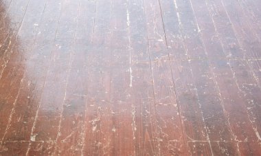 Tahtadan yapılmış duvarları kapatın.