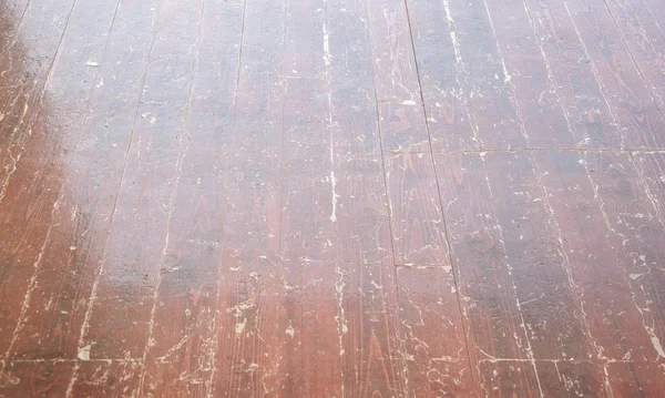 Tahtadan yapılmış duvarları kapatın.