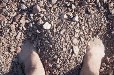 Erkek ayak üzerinde çakıl. 