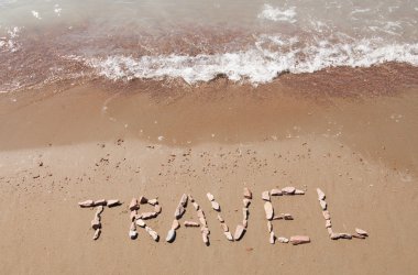 Deniz kenarında kum plajındaki yazılmış seyahat