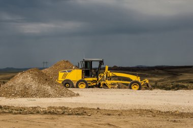 Sınıf öğrencisi çakıl yol inşaat sitesinde tesviye