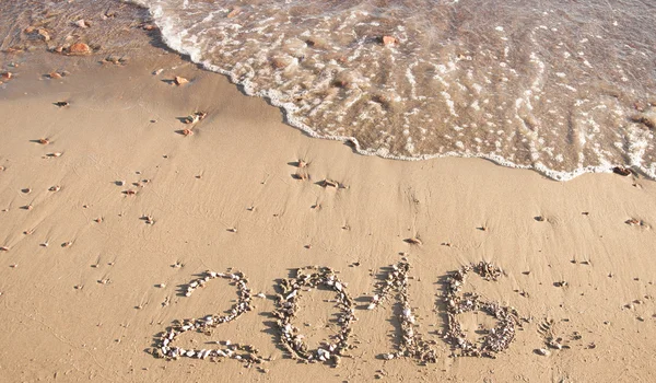 2016 escrito en arena en la playa soleada — Foto de Stock