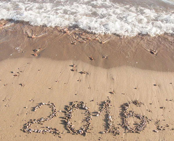 2016 escrito em areia na praia ensolarada — Fotografia de Stock