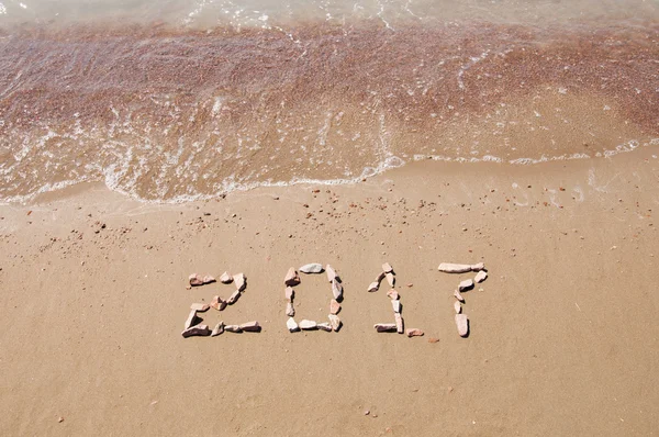 2017 escrito na praia de areia no oceano — Fotografia de Stock