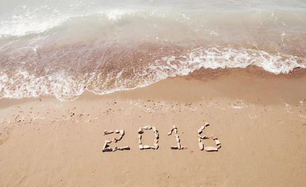 2016 écrit en sable sur une plage ensoleillée — Photo