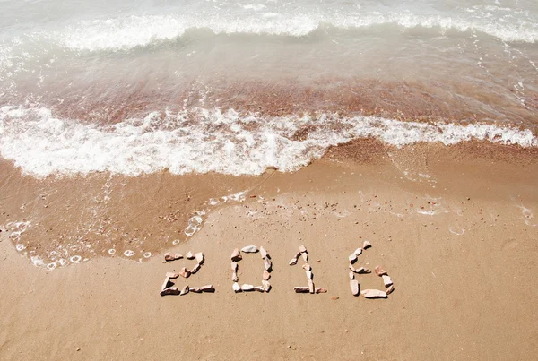 2016 écrit en sable sur une plage ensoleillée — Photo