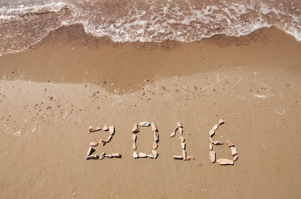 2016 escrito en arena en la playa soleada — Foto de Stock