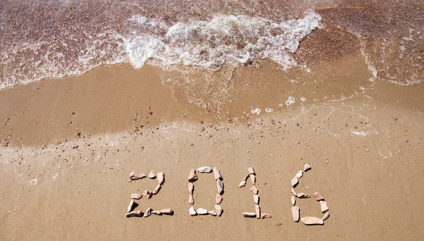 2016 écrit en sable sur une plage ensoleillée — Photo