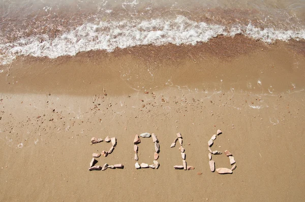 2016 escrito en arena en la playa soleada —  Fotos de Stock