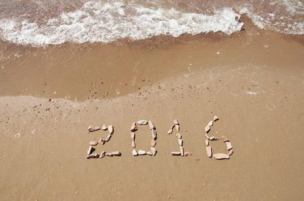 2016 écrit en sable sur une plage ensoleillée — Photo