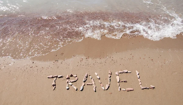 Reise geschrieben am Sandstrand in der Nähe des Meeres — Stockfoto