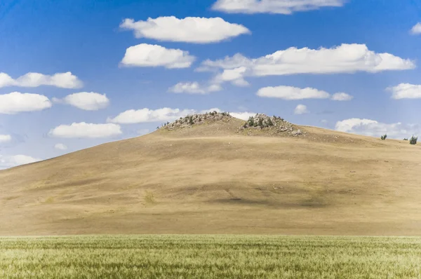 Green hills, blue sky — Stock Photo, Image