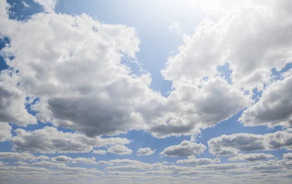 Blauwe lucht en witte wolken. — Stockfoto
