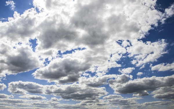 Голубое небо и белые облака. — стоковое фото
