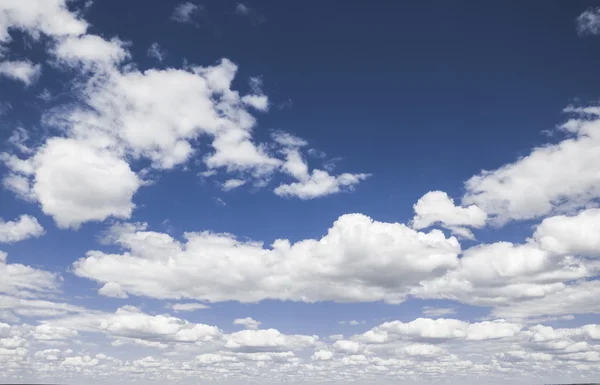 Blauwe lucht en witte wolken. — Stockfoto