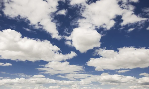 Голубое небо и белые облака. — стоковое фото