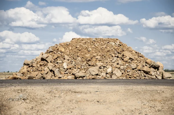 Pile di roccia per la costruzione di strade — Foto Stock