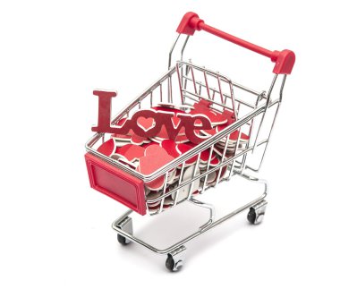 Süpermarket arabası kırmızı kalpler tam beyaz arka plan üzerinde